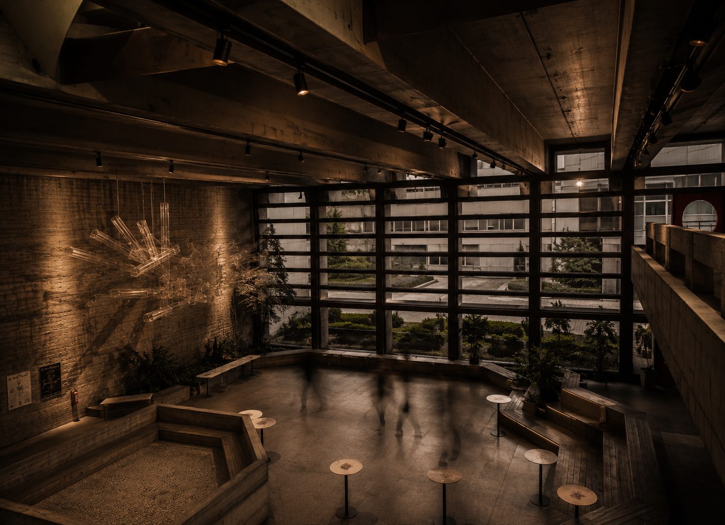 Foyer des Audimax mit Beton-Architektur und Fensterfront zum Campus