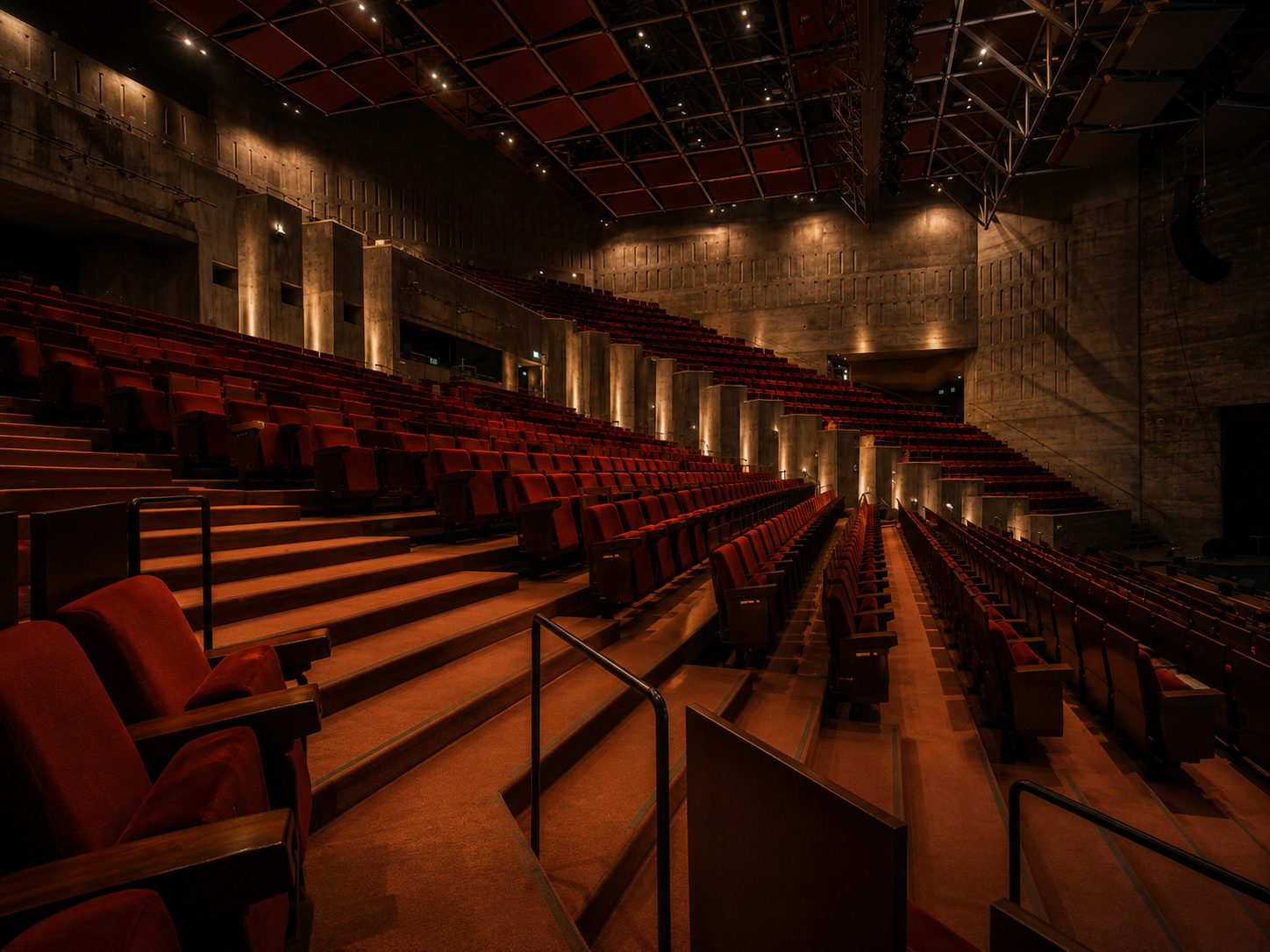 Großer Saal des Audimax mit ansteigenden roten Sitzreihen